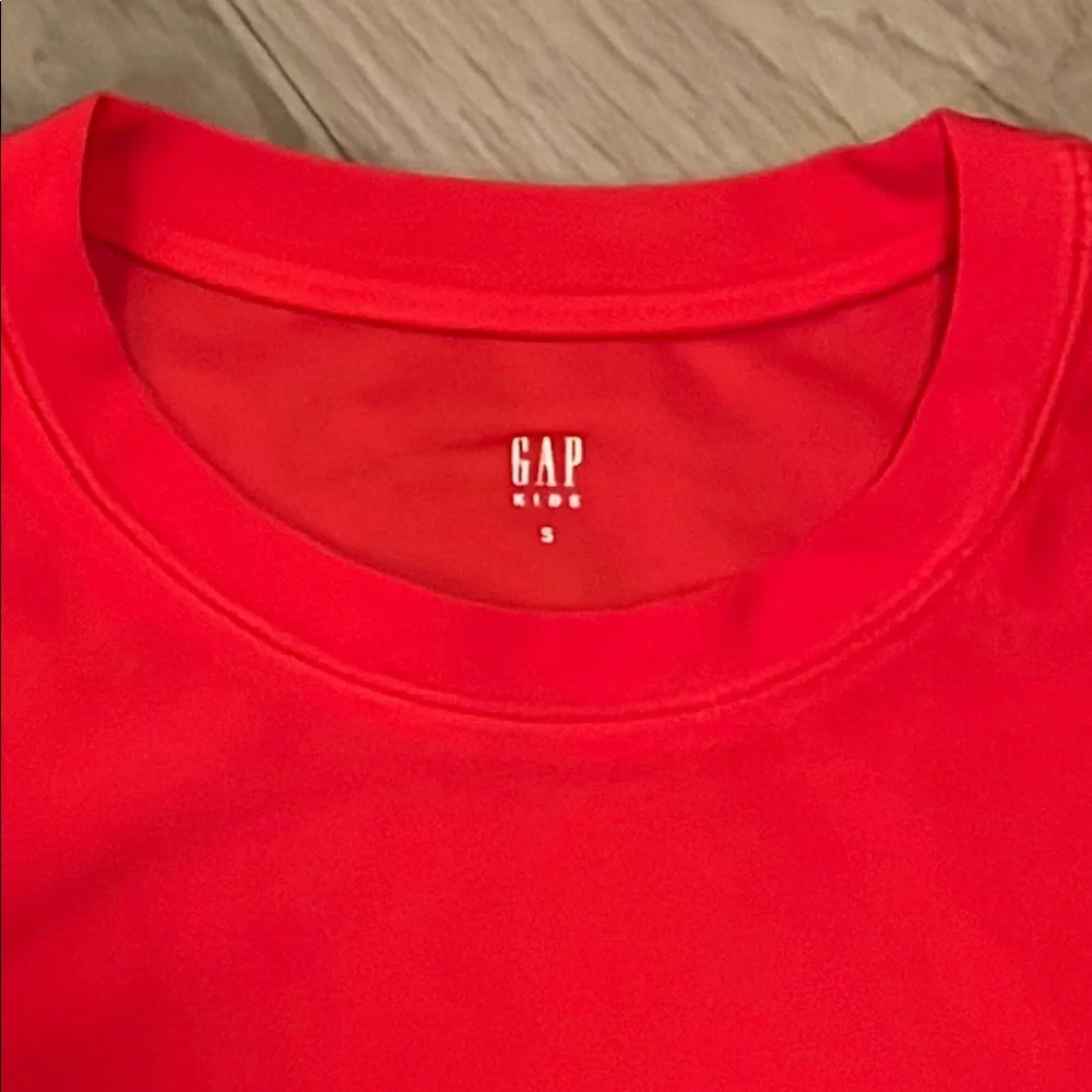 NWT Gap Red Rash Guard Size Small 6/7